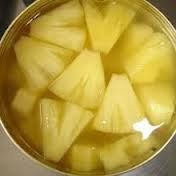Отрезанные ананасы в светлом сиропе