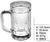 Сравните стеклянные чашки воды