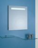 зеркало гостиницы освещенное контржурным светом ванной комнатой