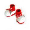 связанные рукой ботинки младенца