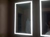зеркало гостиницы освещенное контржурным светом ванной комнатой, загоранное зеркало