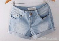 краткости джинсовой ткани женщин