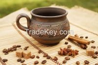 Керамическая чашка чая, рука сформированная и сделанная из красной глины.