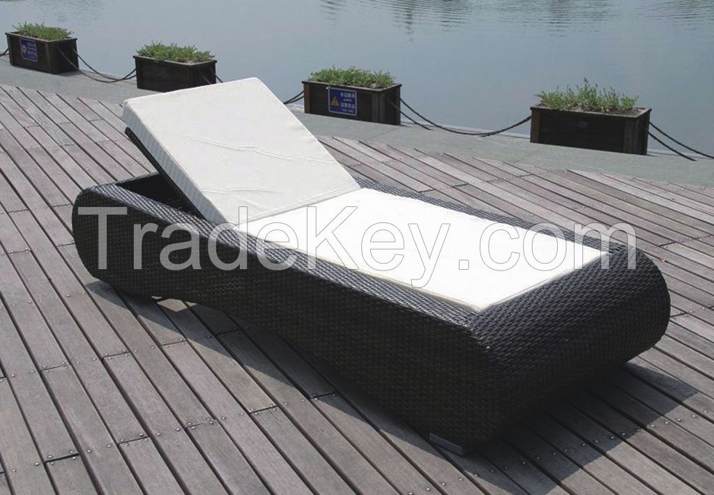 Adjustable outdoor rattan/wicker chaise lounger sunbed