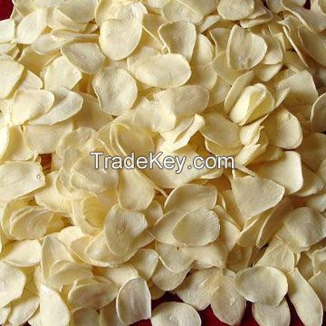 Dehydrated garlic flakes