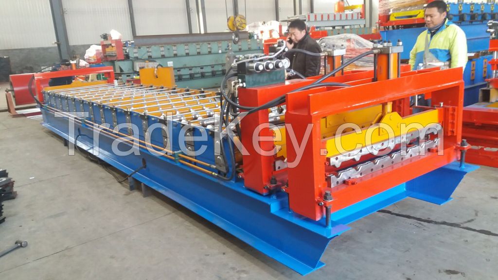 Single trapezoid panel forming machine with curving