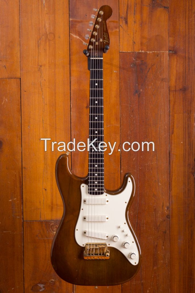 Fender 1983 Gold Elite Stratocater Walnut