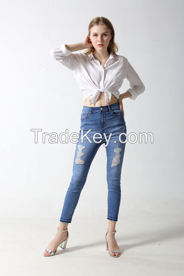 Woman's skinny denim jeans with distressed effect