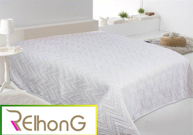 Fashion white embroidery quilt sets