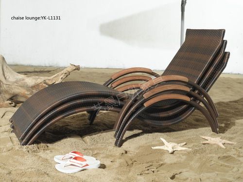 outdoor rattan / wicker furniture sun lounger / beach lounger
