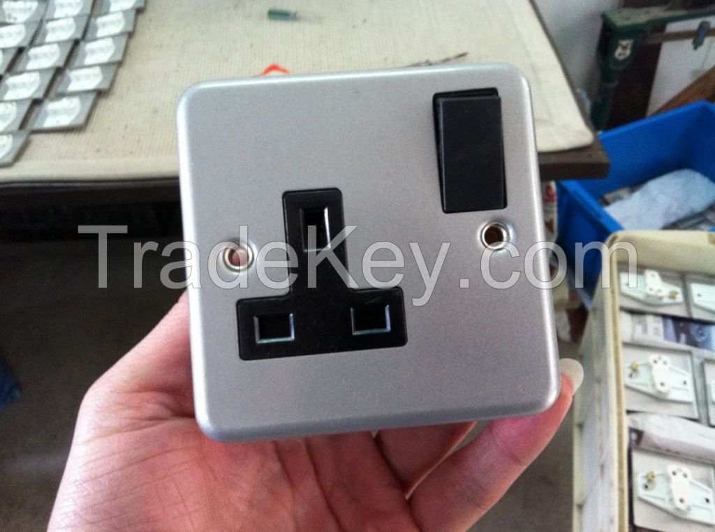 Metal clad switched socket 13A with box, Non-lip