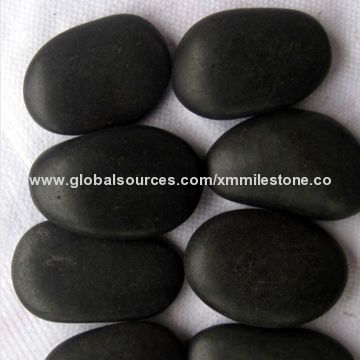 Natural black pebble in polished finish with monthly capacity of 500 tons
