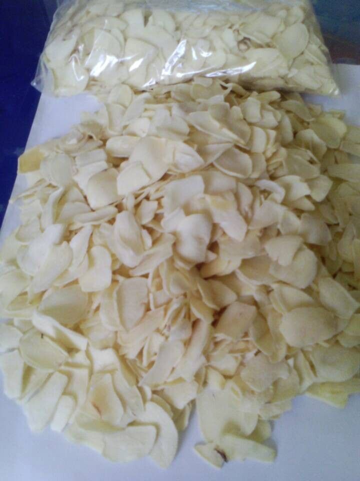 Dehydrated garlic flakes