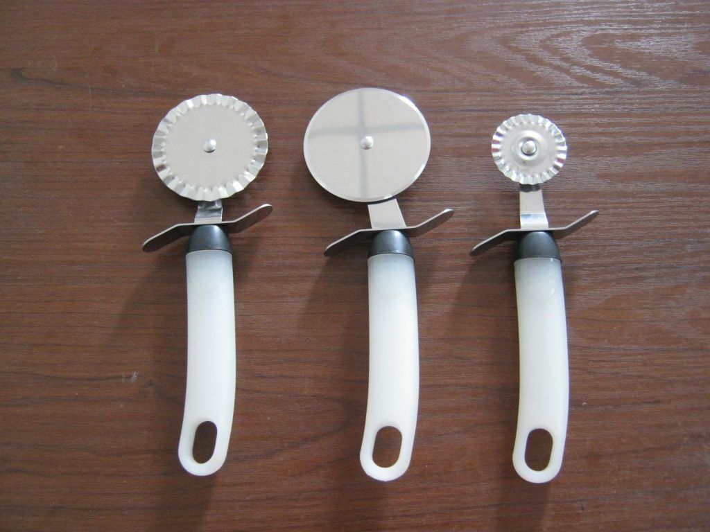 pastry cutter, white plastic handle cutter, two head cutter
