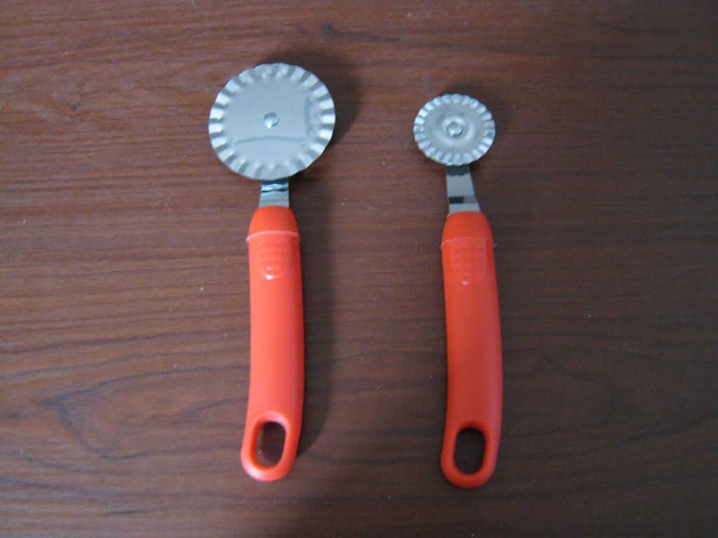 pastry cutter, orange plastic handle cutter