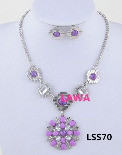 Wholesale fashion Woman handmade necklace earrings set  LSS70