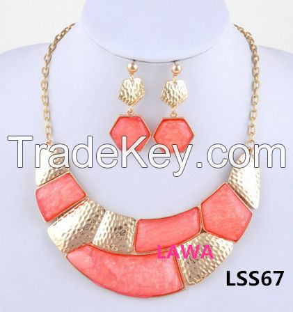 Wholesale fashion Woman handmade necklace earrings set  LSS67