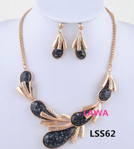 Wholesale fashion Woman handmade necklace earrings set  LSS62