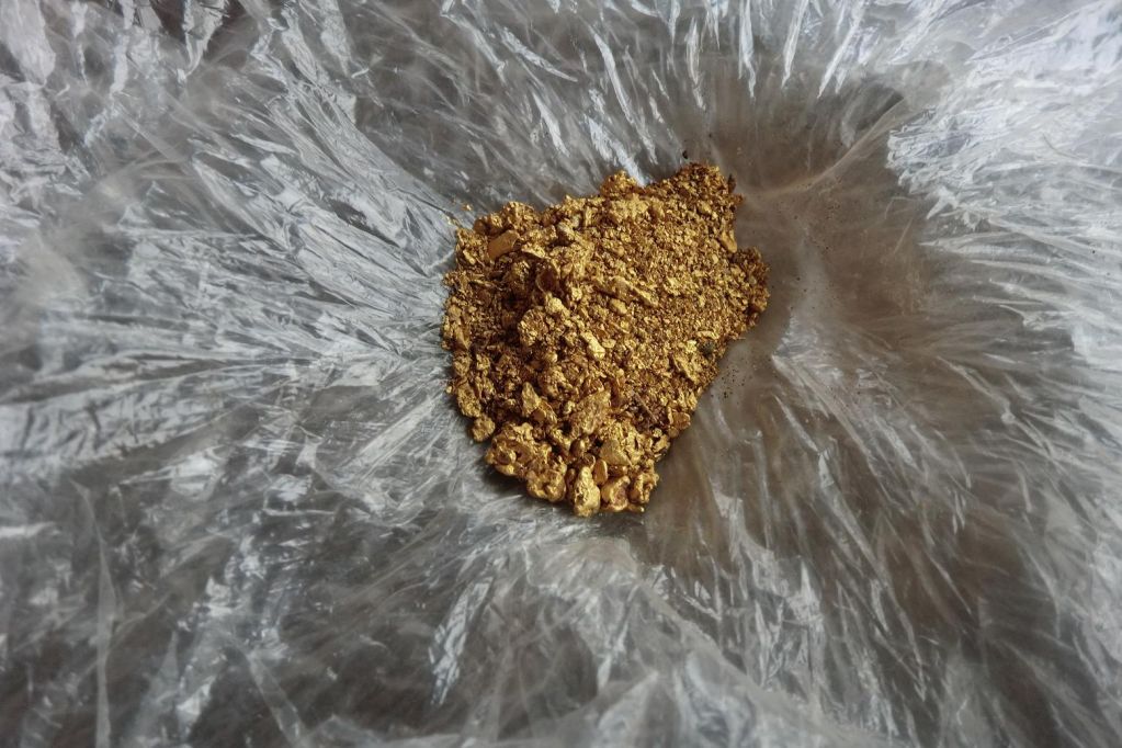 gold dust and gold bar