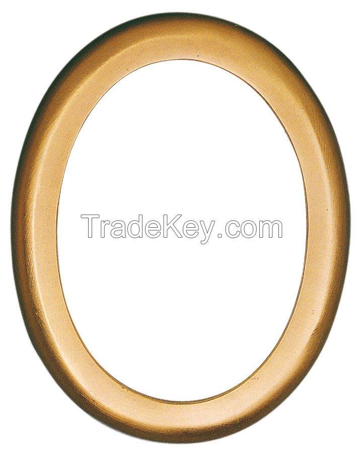 Oval photo frame in aluminum