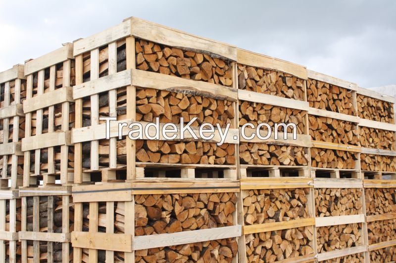 Fresh and dry firewood in 1-2m3 crates, netted bags