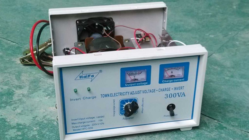 Power Inverter DC12V-AC220V 300W