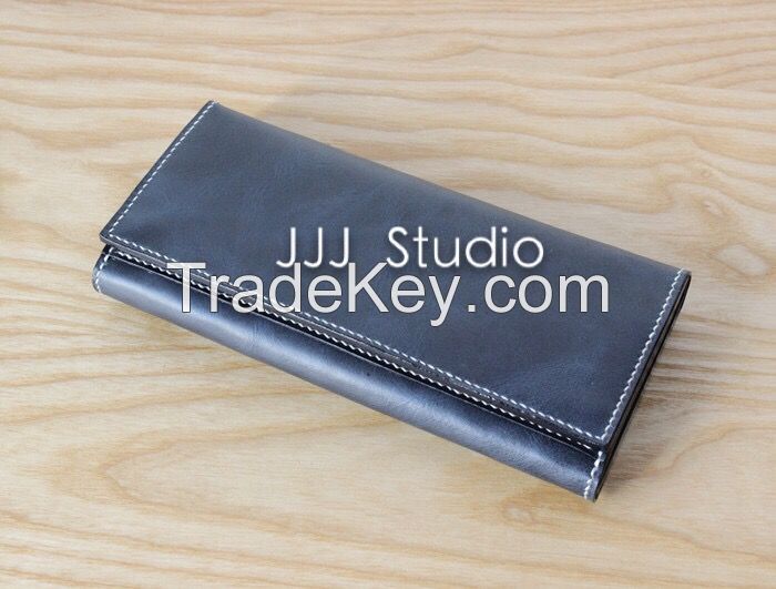 hand making leather wallets