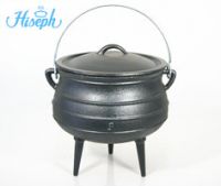 Cast iron potjie pot with three legs