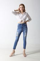 Woman's skinny denim jeans with distressed effect