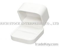 Round cornered white leather ring boxes