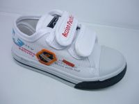 Sell canvas shoes in black and white color
