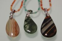 Drop-shaped agate necklace
