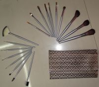 Sell  make-up  brush