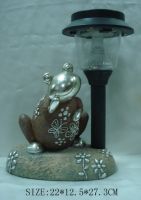 Polyresin rustic frog with solar light
