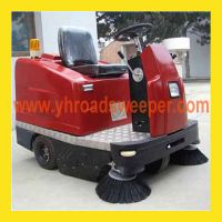 Ride on road sweeper