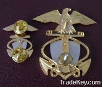 Sell custom badge/ eagle shape/plated silver/sport badge/army badge