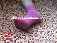 comboo yoga socks  with toe nails show