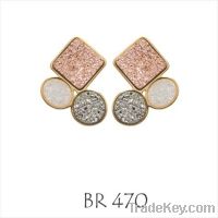 Earring with natural stone