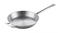 Stainless steel frying pan with sandwich bottom