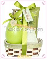 2015 new design pear fragance skin care set with wooden basket