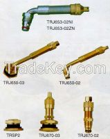 Large bore tubeless tire valves TRJ650 and TRJ670 series for vehicles