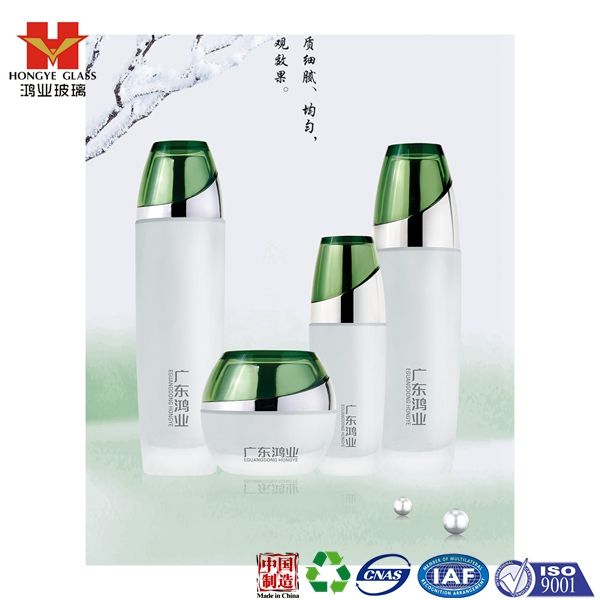 Fashion Packaging green color empty cosmetic sets spray glass bottle with pump HY1574