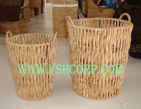 Round basket with handle