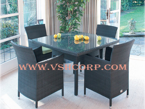 Poly rattan table with glass