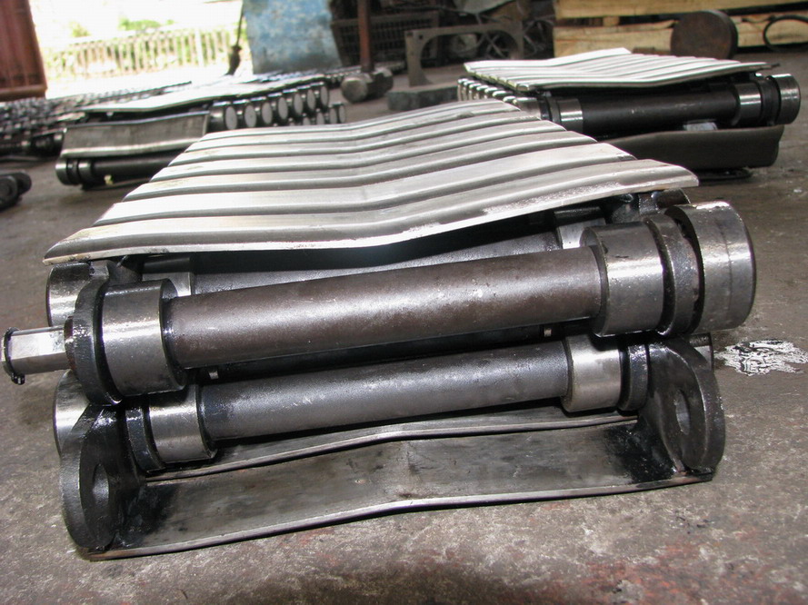 V-type slat conveyor chain for paper roll handling system