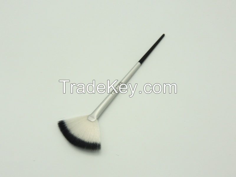 Facial Fan Cosmetic Brush