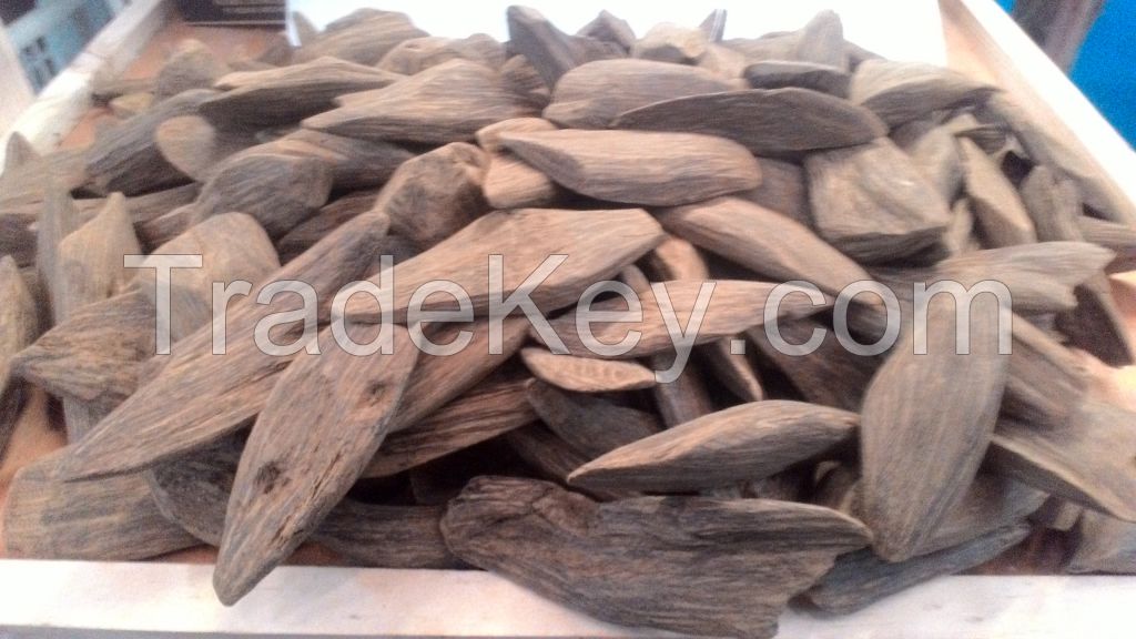 High Quality Sana'i Agarwood (Oudh) Chips for Fragrance and Aroma Therapy