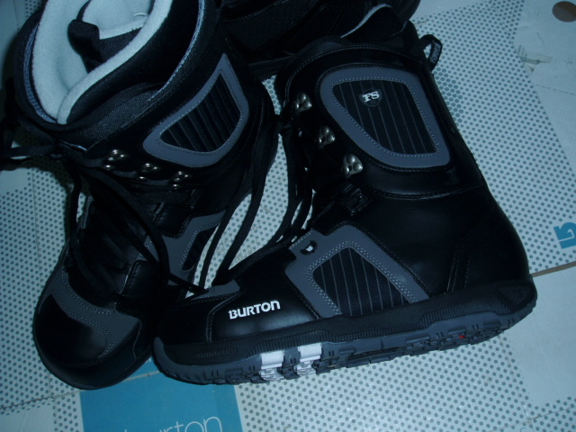 SNOWBOARD BOOTS