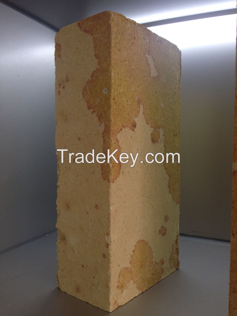 Superior thermal shock resistance refreactory brick for glass furnace