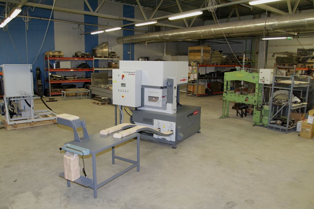 Briquetting press 